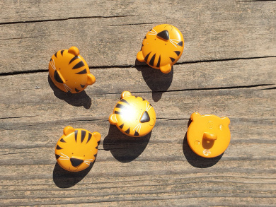 Tigerknopf orange 20mm mit Öse Kunststoff 