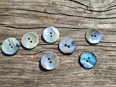 Echter Perlmuttknopf silbergrau 20mm 