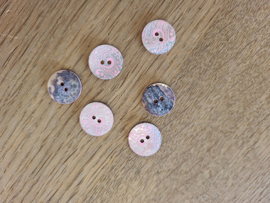 Echter Perlmuttknopf mit Ornament 18mm rosa 